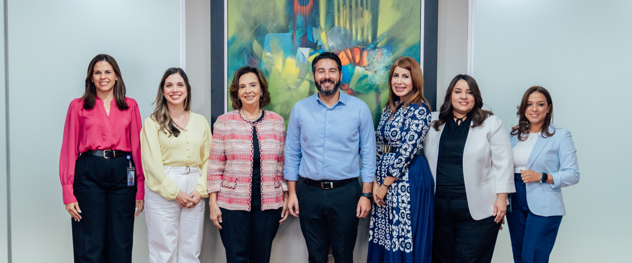 Doña Persia Álvarez visita la Superintendencia de Pensiones