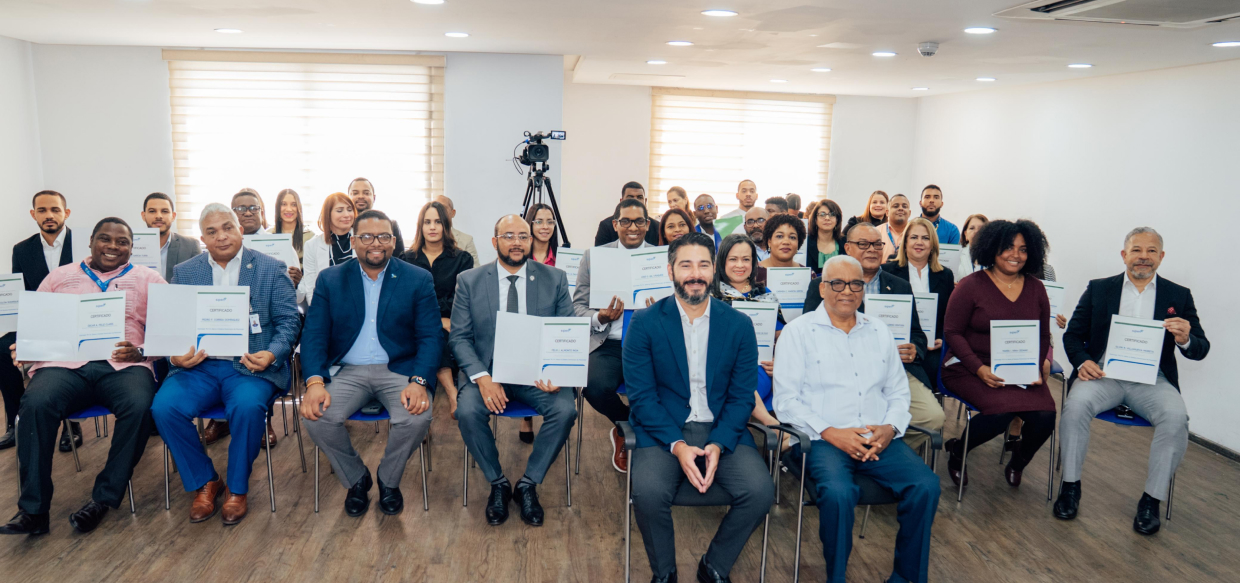 SIPEN entrega certificados de Diplomado R.I.T.A. a colaboradores de la DGJP