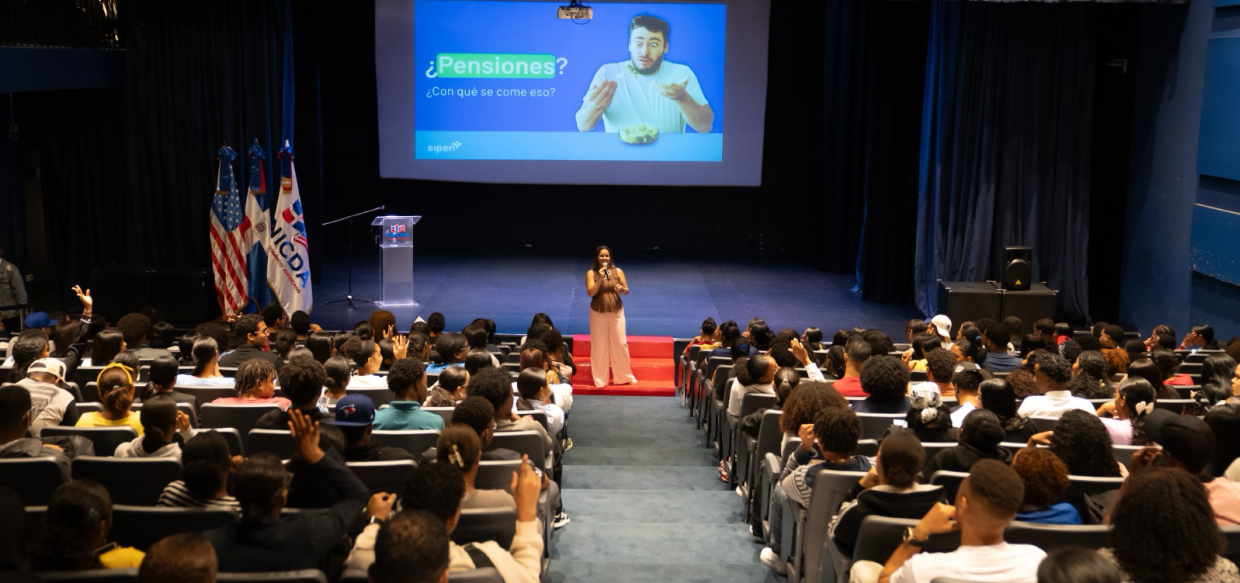 Sipen impulsa la educación previsional en los jóvenes universitarios durante la Feria de Empleos “UNICDA Conecta”